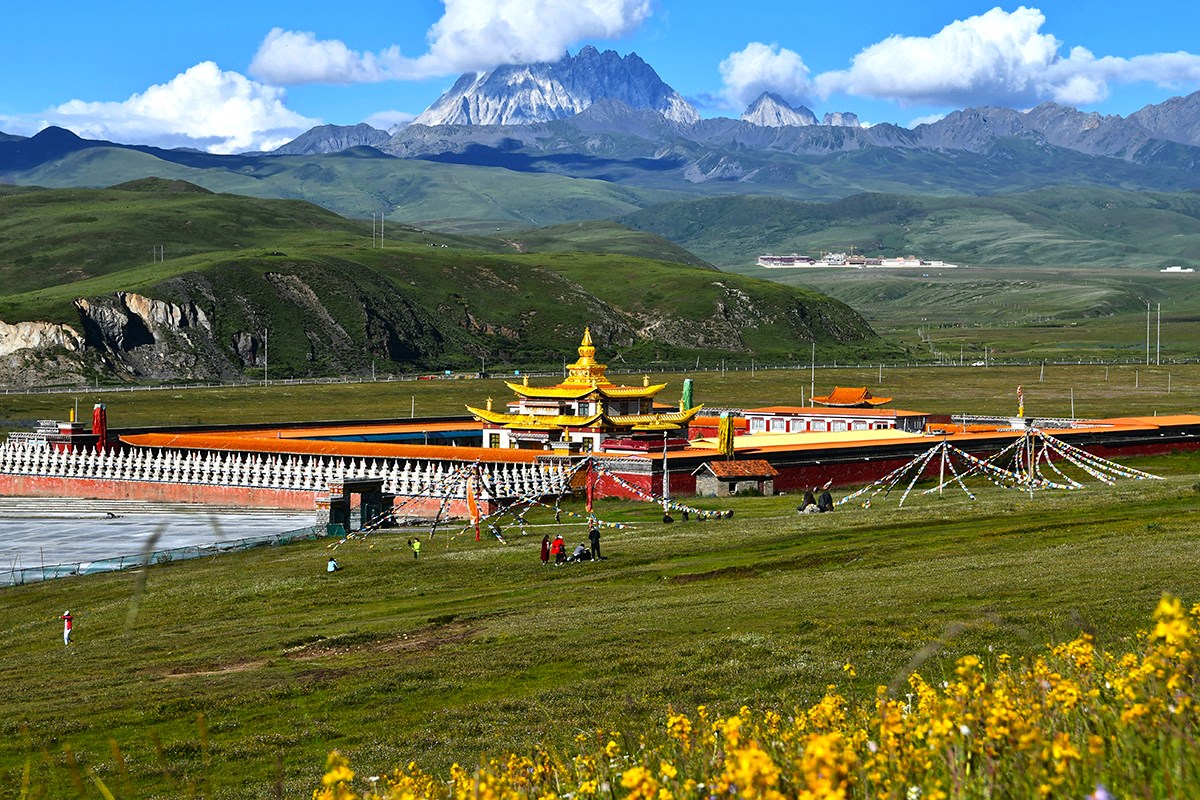 Muya Golden Pagopda Yala Mountain